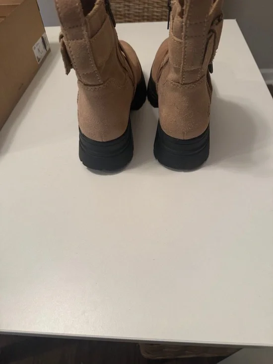 UGG Ashton short Suede Lug Sole Ankle Booties in San size 9 EUC - Picture 11 of 13